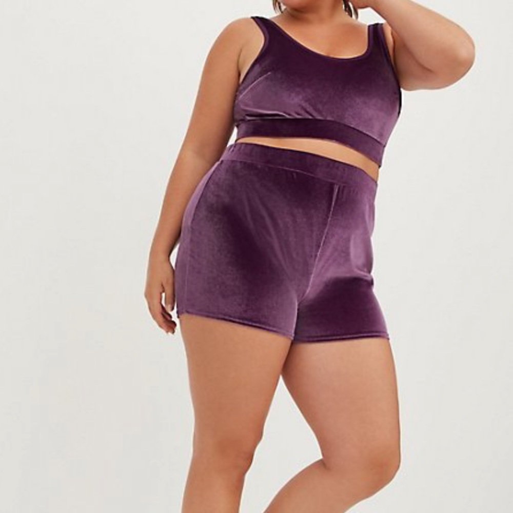 NWT TORRID 2 PIECE VELOUR LOUNGE SET W/ CROPPED TANK,HIGH RISE SHORTS - Picture 3 of 10